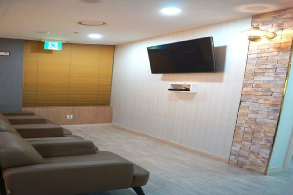 경기 과천시 별양동 우리바디풋샵 대기공간