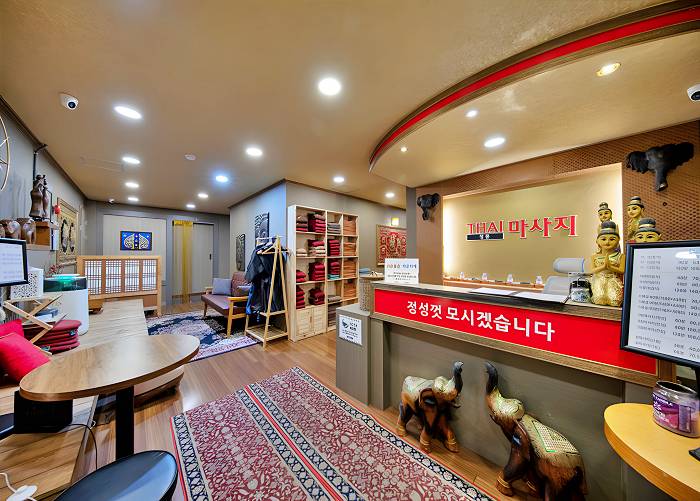 부산 중구 남포동 자갈치역 챔피언 타이 로비 1