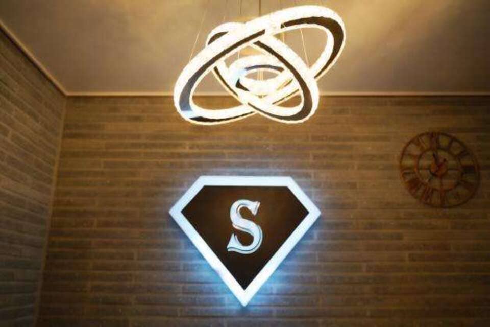 창원 상남동 슈퍼맨테라피 조명과 로고