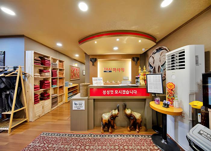 부산 중구 남포동 자갈치역 챔피언 타이 로비 2